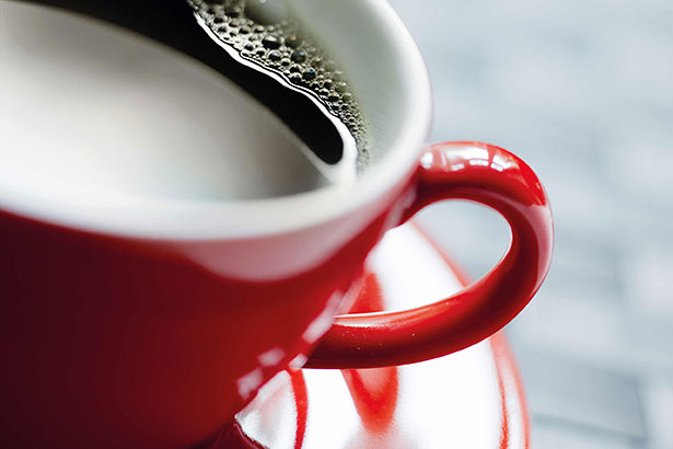 Kaffe i rød porcelænskop