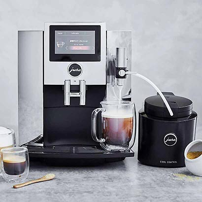 S8-espressomaskine fra Jura brygger en kop caffe latte